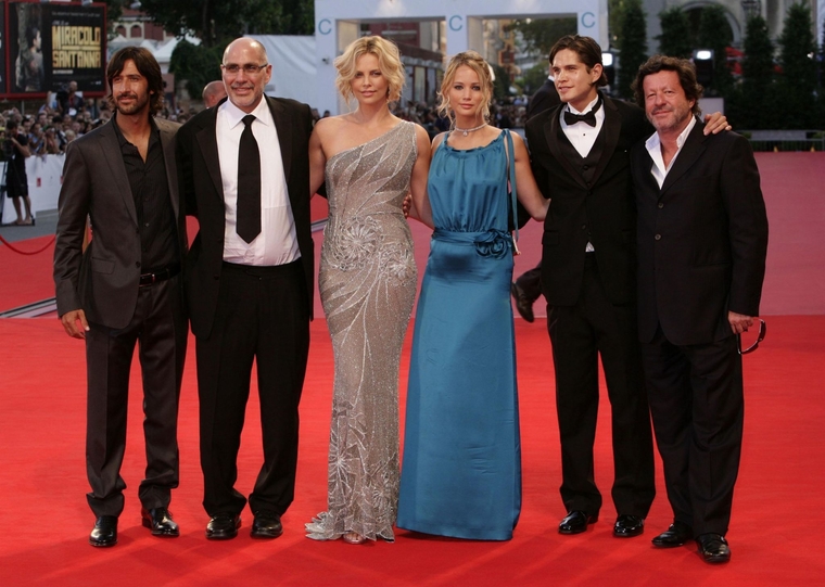 48455-jennifer-lawrence-2008-08-29-the-burning-pla.jpg