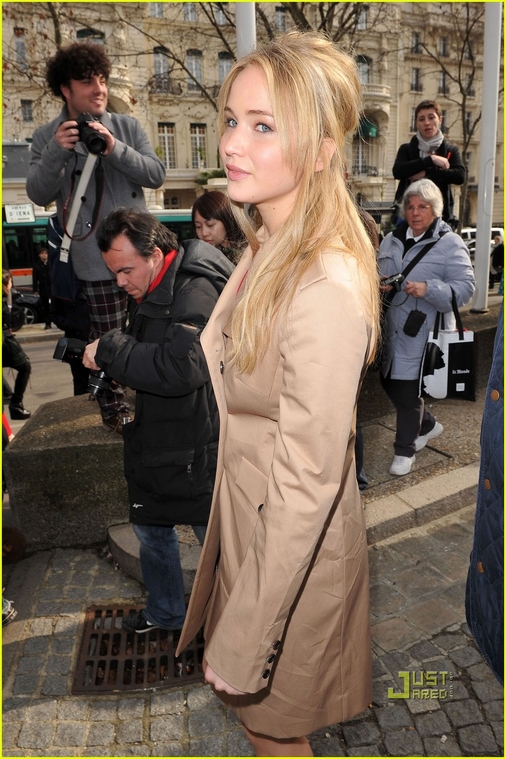 Jennifer_Lawrence_at_the_Miu_Miu_Fashion_Week_Fashion_Show_in_Paris_04.jpg