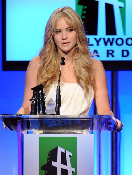 Jennifer_Lawrence_recieving_an_award_at_the_14th_Annual_Hollywood_Awards_Gala_49.jpg