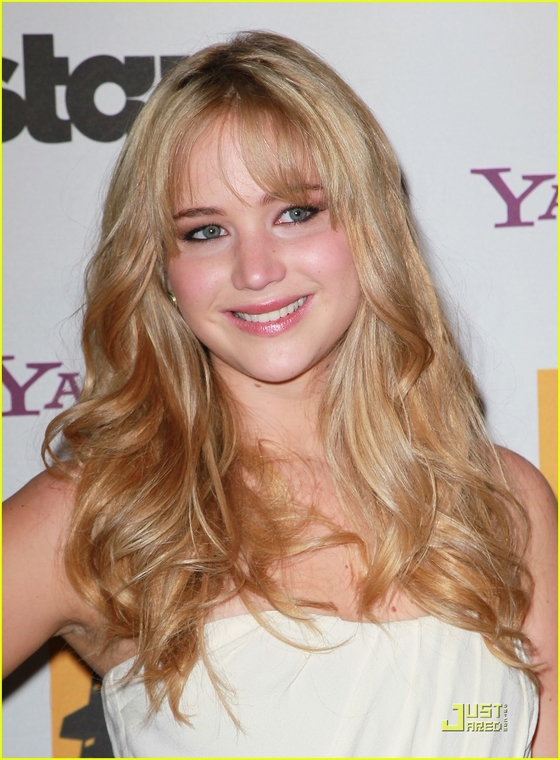 Jennifer_Lawrence_recieving_an_award_at_the_14th_Annual_Hollywood_Awards_Gala_25.jpg