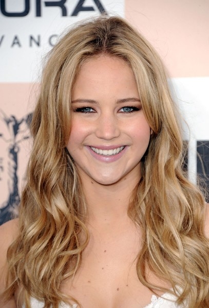 Jennifer_Lawrence_looking_beautiful_in_a_white_dress_at_the_Film_Independent_Spirit_Awards_017.jpg