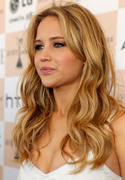 Jennifer_Lawrence_looking_beautiful_in_a_white_dress_at_the_Film_Independent_Spirit_Awards_028.jpg