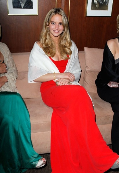 Jennifer_Lawrence_attending_the_2011_Vanity_Fair_Oscar_Party_in_a_smoking_hot_red_dress_21.jpg