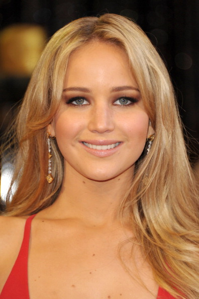 Jennifer_Lawrence_attending_the_2011_Academy_Awards_in_a_smoking_hot_red_dress_MQ_23.jpg