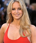 Jennifer_Lawrence_attending_the_2011_Academy_Awards_in_a_smoking_hot_red_dress_MQ_41.jpg