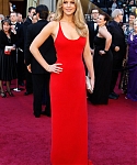 Jennifer_Lawrence_attending_the_2011_Academy_Awards_in_a_smoking_hot_red_dress_MQ_81.jpg