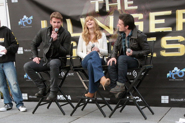 Beautiful_Jennifer_Lawrence_helps_promote_The_Hunger_Games_Mall_Tour_in_Seattle_06.jpg