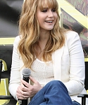 Beautiful_Jennifer_Lawrence_helps_promote_The_Hunger_Games_Mall_Tour_in_Seattle_08.jpg