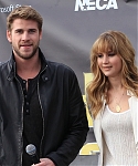 Beautiful_Jennifer_Lawrence_helps_promote_The_Hunger_Games_Mall_Tour_in_Seattle_24.jpg