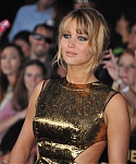 Jennifer_Lawrence_at_the_LA_premiere_of_The_Hunger_Games_begging_for_an_Oscar_in_a_gold_dress_001.jpg