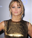 Jennifer_Lawrence_at_the_LA_premiere_of_The_Hunger_Games_begging_for_an_Oscar_in_a_gold_dress_188.jpg