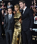Jennifer_Lawrence_at_the_LA_premiere_of_The_Hunger_Games_begging_for_an_Oscar_in_a_gold_dress_196.jpg
