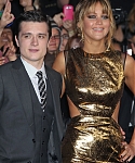 Jennifer_Lawrence_at_the_LA_premiere_of_The_Hunger_Games_begging_for_an_Oscar_in_a_gold_dress_226.jpg