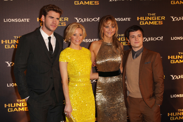 Jennifer_Lawrence_at_the_London_premiere_of_The_Hunger_Games_begging_for_an_Oscar_in_a_gold_dress_001.jpg