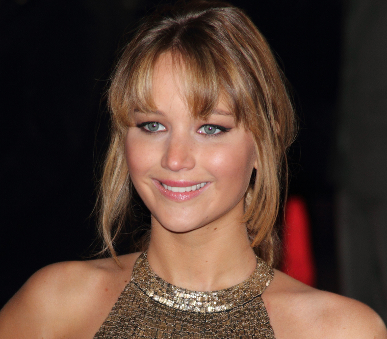 Jennifer_Lawrence_at_the_London_premiere_of_The_Hunger_Games_begging_for_an_Oscar_in_a_gold_dress_034.jpg
