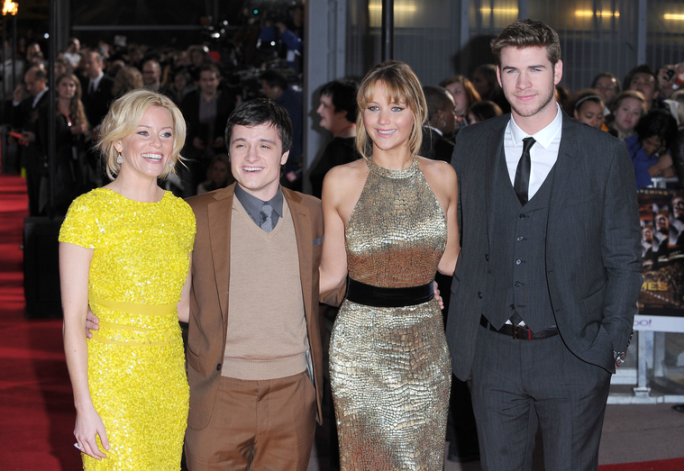 Jennifer_Lawrence_at_the_London_premiere_of_The_Hunger_Games_begging_for_an_Oscar_in_a_gold_dress_045.jpg