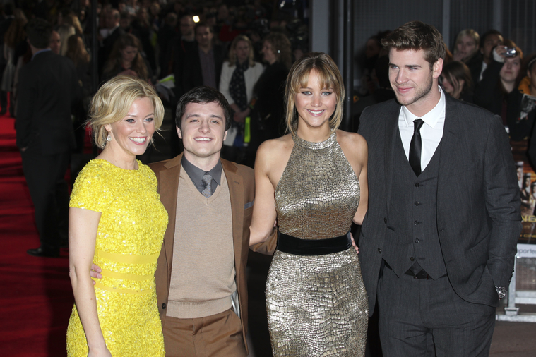 Jennifer_Lawrence_at_the_London_premiere_of_The_Hunger_Games_begging_for_an_Oscar_in_a_gold_dress_051.jpg