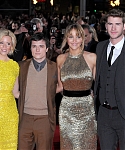Beautiful_Jennifer_Lawrence_in_a_Golden_dress_at_the_London_premiere_of_The_Hunger_Games_078.jpg