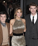 Jennifer_Lawrence_at_the_London_premiere_of_The_Hunger_Games_begging_for_an_Oscar_in_a_gold_dress_036.jpg