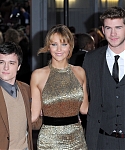 Jennifer_Lawrence_at_the_London_premiere_of_The_Hunger_Games_begging_for_an_Oscar_in_a_gold_dress_043.jpg