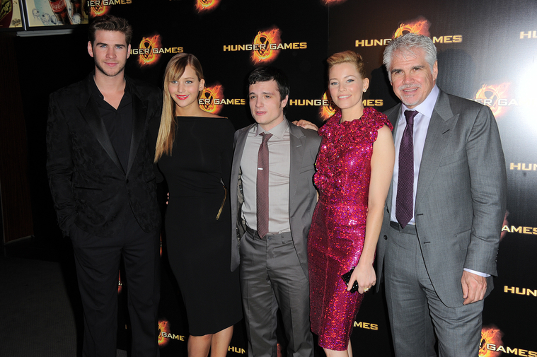 Jennifer_Lawrence_at_the_Paris_Hunger_Games_premiere_showing_a_fully_nude_back_in_a_beautiful_dress_039.jpg
