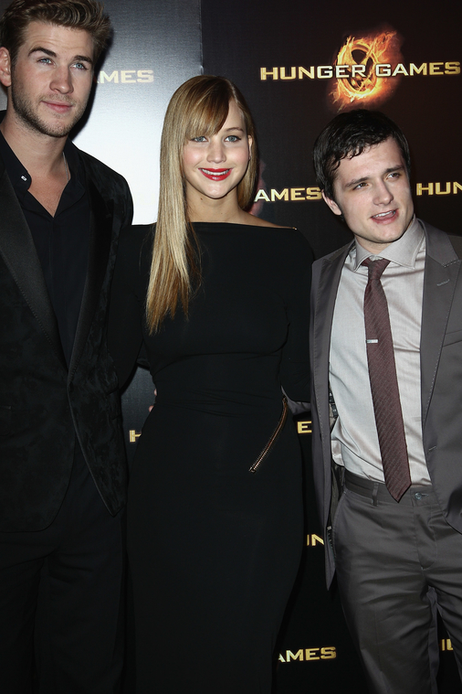 Jennifer_Lawrence_at_the_Paris_Hunger_Games_premiere_showing_a_fully_nude_back_in_a_beautiful_dress_047.jpg