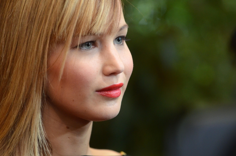 Jennifer_Lawrence_at_the_Paris_Hunger_Games_premiere_showing_a_fully_nude_back_in_a_beautiful_dress_055.jpg