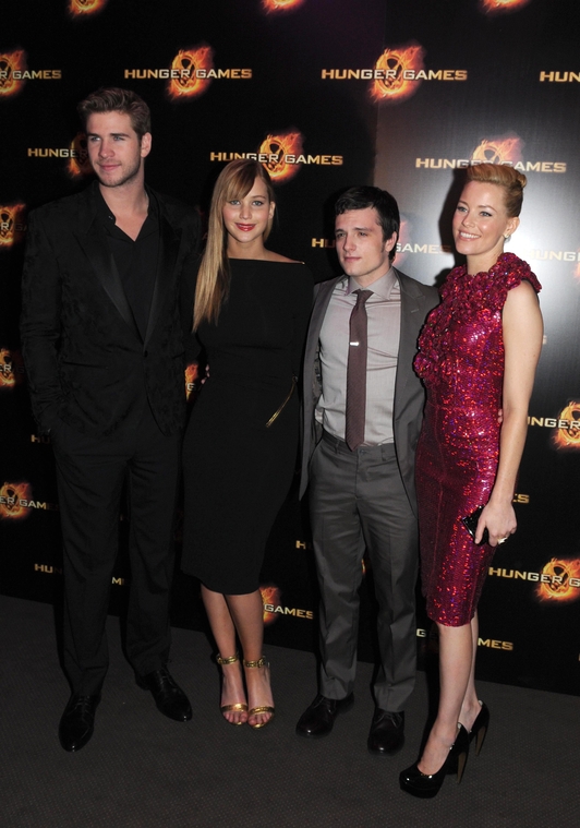 Jennifer_Lawrence_at_the_Paris_Hunger_Games_premiere_showing_a_fully_nude_back_in_a_beautiful_dress_059.jpg