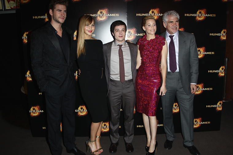 Jennifer_Lawrence_at_the_Paris_Hunger_Games_premiere_showing_a_fully_nude_back_in_a_beautiful_dress_067.jpg