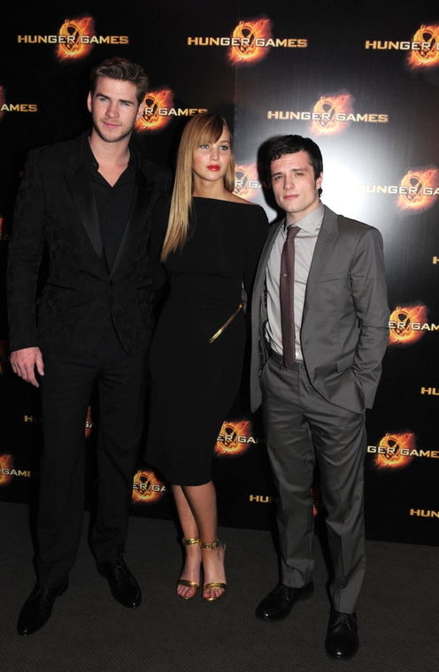 Jennifer_Lawrence_at_the_Paris_Hunger_Games_premiere_showing_a_fully_nude_back_in_a_beautiful_dress_071.jpg
