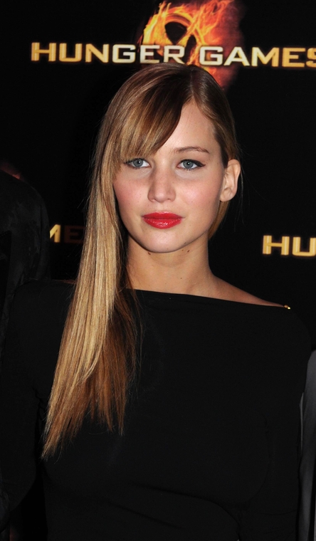Jennifer_Lawrence_at_the_Paris_Hunger_Games_premiere_showing_a_fully_nude_back_in_a_beautiful_dress_075.jpg