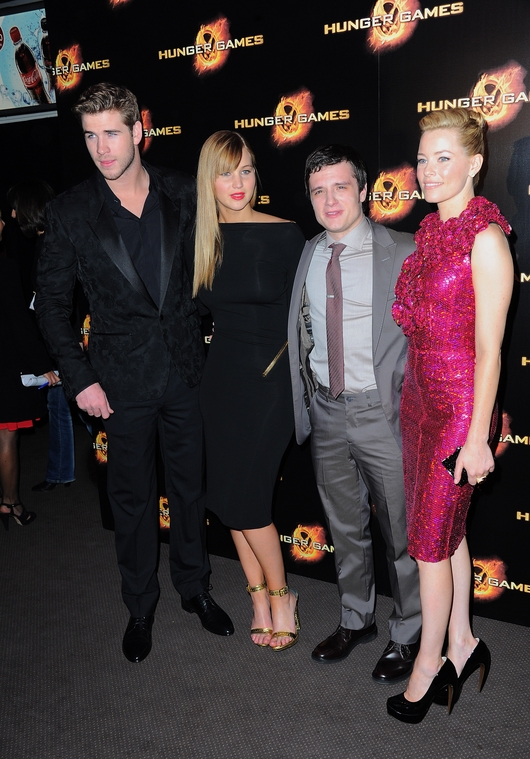 Jennifer_Lawrence_at_the_Paris_Hunger_Games_premiere_showing_a_fully_nude_back_in_a_beautiful_dress_081.jpg