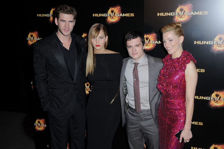 Jennifer_Lawrence_at_the_Paris_Hunger_Games_premiere_showing_a_fully_nude_back_in_a_beautiful_dress_089.jpg