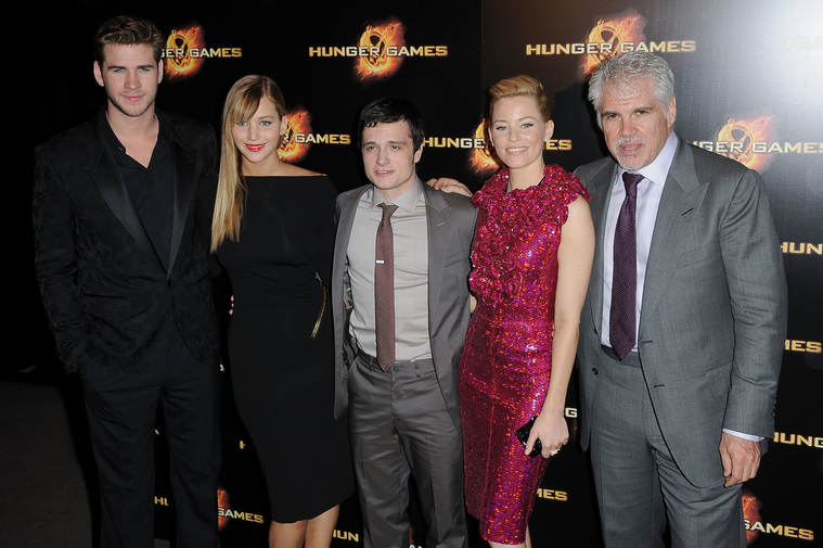 Jennifer_Lawrence_at_the_Paris_Hunger_Games_premiere_showing_a_fully_nude_back_in_a_beautiful_dress_092.jpg