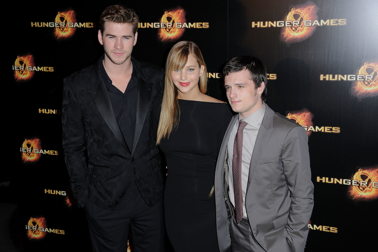 Jennifer_Lawrence_at_the_Paris_Hunger_Games_premiere_showing_a_fully_nude_back_in_a_beautiful_dress_095.jpg
