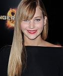 Jennifer_Lawrence_at_the_Paris_Hunger_Games_premiere_showing_a_fully_nude_back_in_a_beautiful_dress_096.jpg