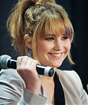 Jennifer_Lawrence_promoting_The_Hunger_Games_mall_promotion_tour_10.jpg