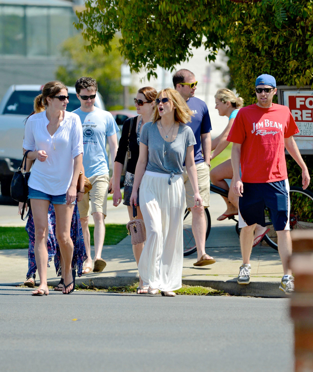 jlaw_candid_21april2013_006.jpg