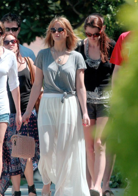 jlaw_candid_21april2013_017.jpg