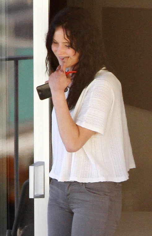 jlaw_candid_26feb2013hawaii_013.jpg