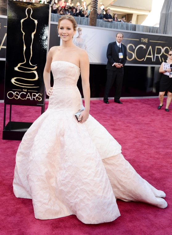 jlaw_events_24feb2013_academyawardsredcarpet_057.jpg