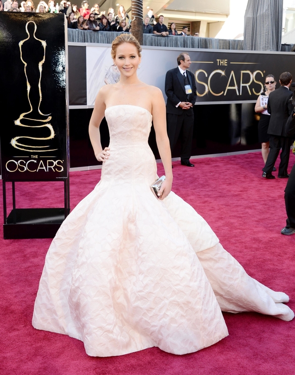 jlaw_events_24feb2013_academyawardsredcarpet_067.jpg