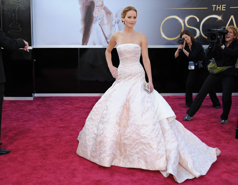 jlaw_events_24feb2013_academyawardsredcarpet_116.jpg