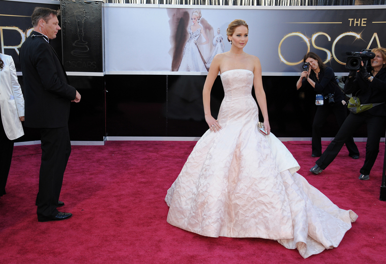 jlaw_events_24feb2013_academyawardsredcarpet_119.jpg