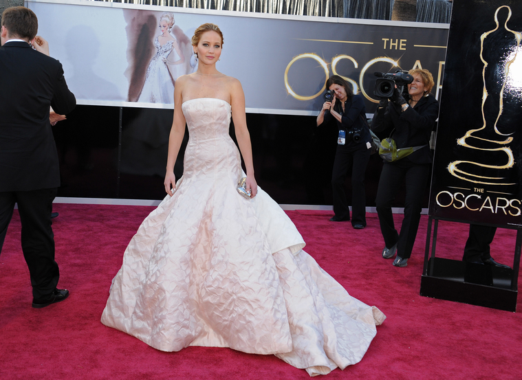jlaw_events_24feb2013_academyawardsredcarpet_125.jpg