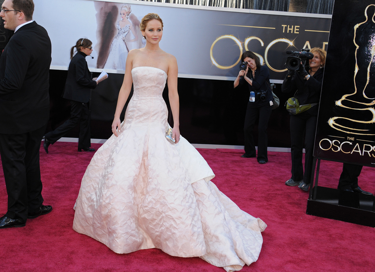 jlaw_events_24feb2013_academyawardsredcarpet_126.jpg