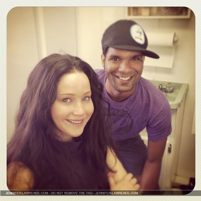 jennifer-lawrence-en-compagnie-de-son-coiffeur.jpg