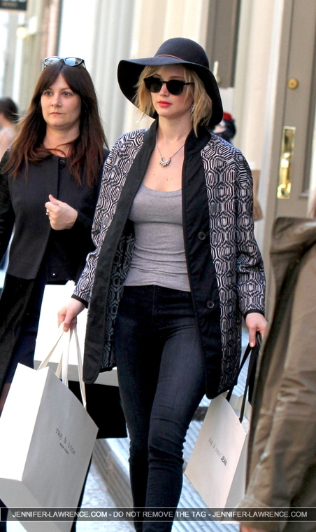 April_21_-__Out_shopping_in_NYC_at_the_store_Rag_and_Bone_28229.jpg