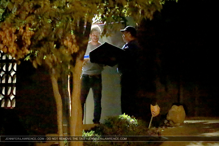 December_12_-_Arriving_at_Gabe_Polsky_s_home_in_Beverly_Hills_281029.jpg