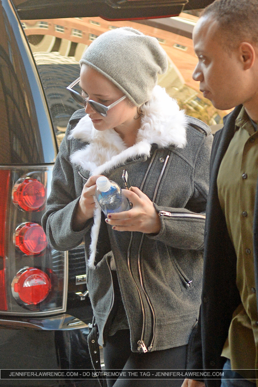 December_15_-_Returning_to_her_hotel_after_doing_some_work_out_at_the_gym_in_New_York_281629.jpg